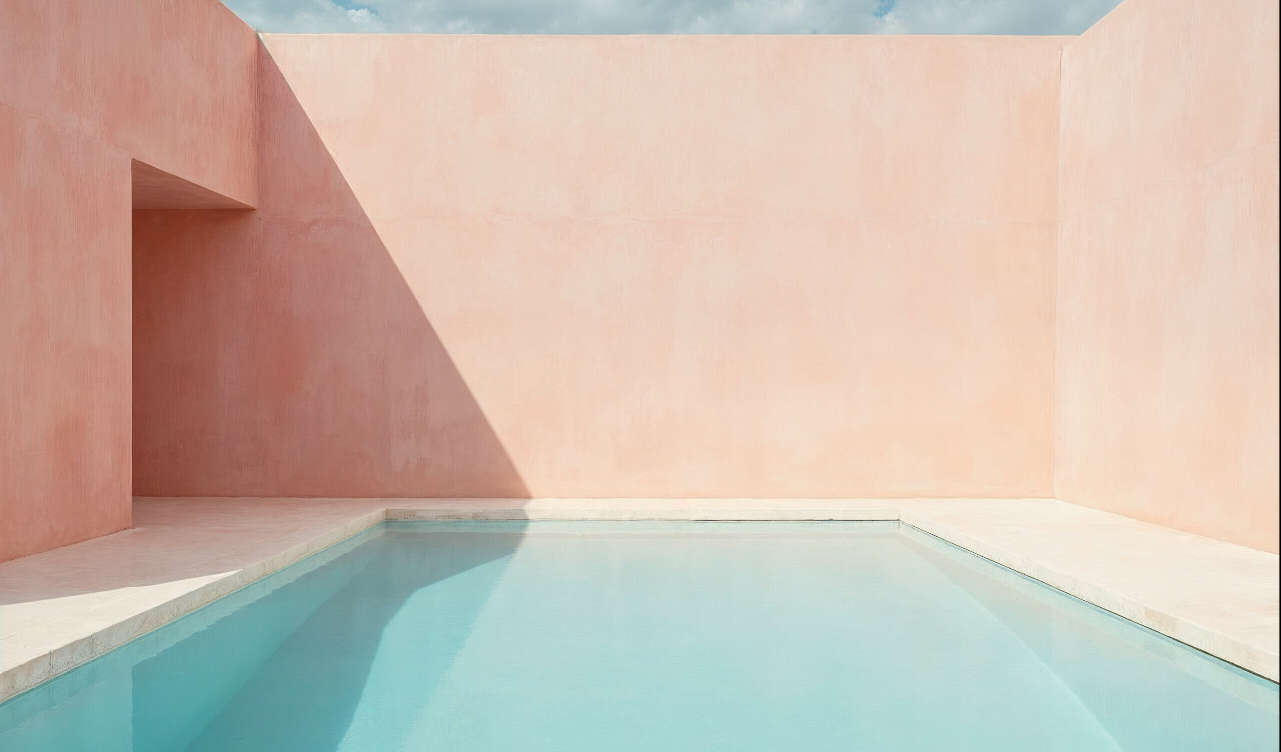 piscina-minimalista-y-arquitectura-con-sombra-y-cielo